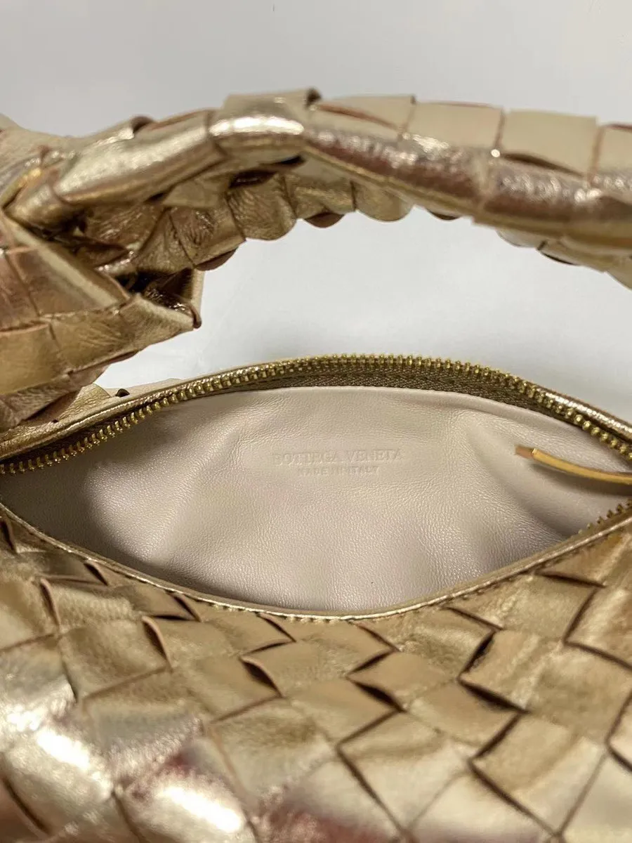 Batch 1200 BV Bottega Veneta's new early spring women's MINI JODIE handbag BV bag 🔥The new method is based on the original rounded corners, knotted with classic woven leather round hobo bag, The most iconic triangular pull-out design, using sheepskin draped soft shape, is super suitable for concave shapes~ Jodie feels really gentle to people, and is definitely the best item for daily matching. It has the same weave, new elements and twists, is compact and versatile, and is the new favorite of street style Internet celebrities! Dimensions: 23x28x8 Model: 6699-1
